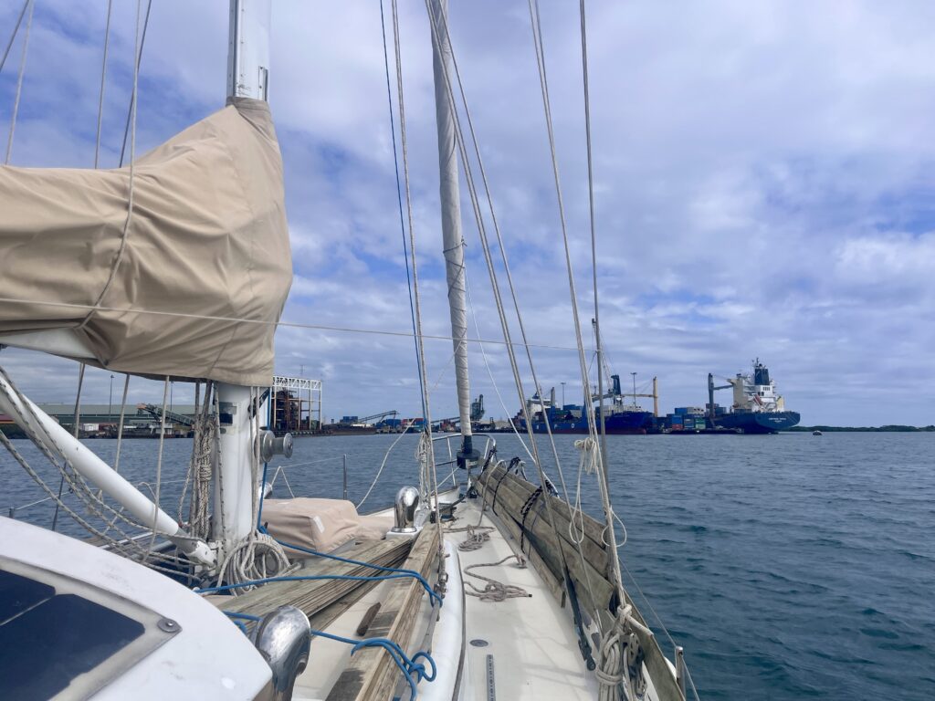 Segelboot Lola bei Einfahrt in den Lautoka Frachthafen