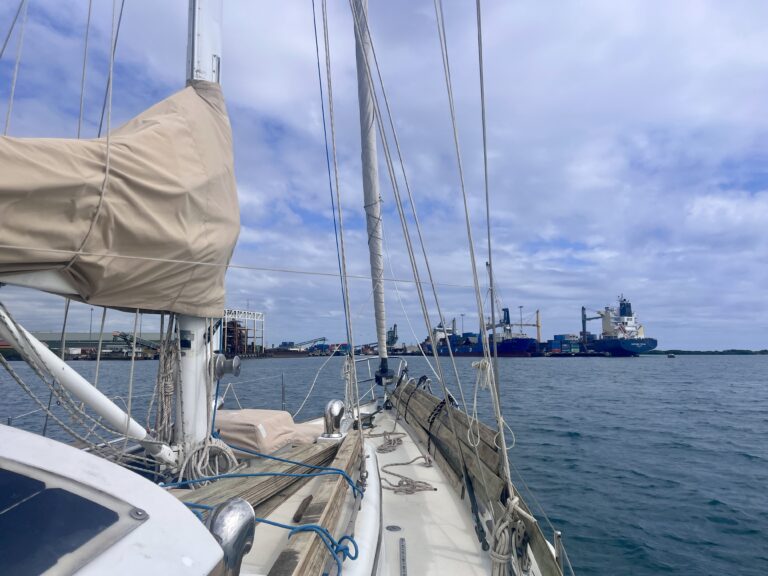 Segelboot Lola bei Einfahrt in den Lautoka Frachthafen