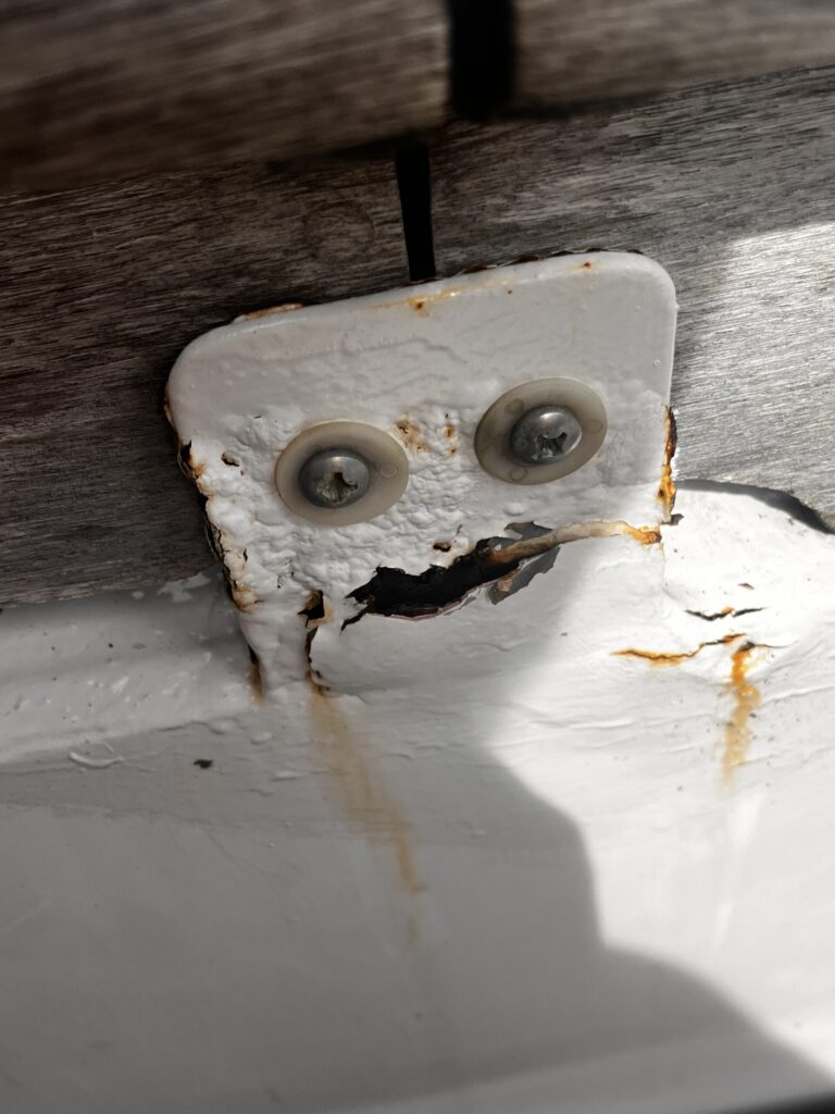 Rostige Halterung mit Gesicht im Cockpit unserer Lola