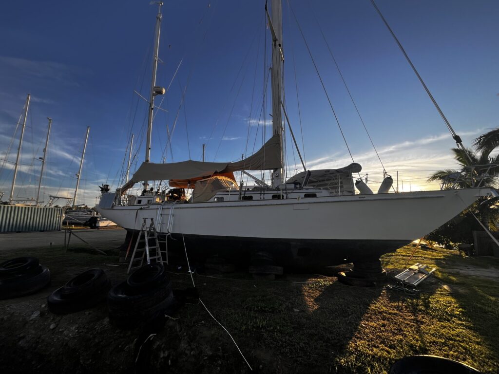 Unser Segelboot Lola Libre im Zyclon Pit der Vuda Marina