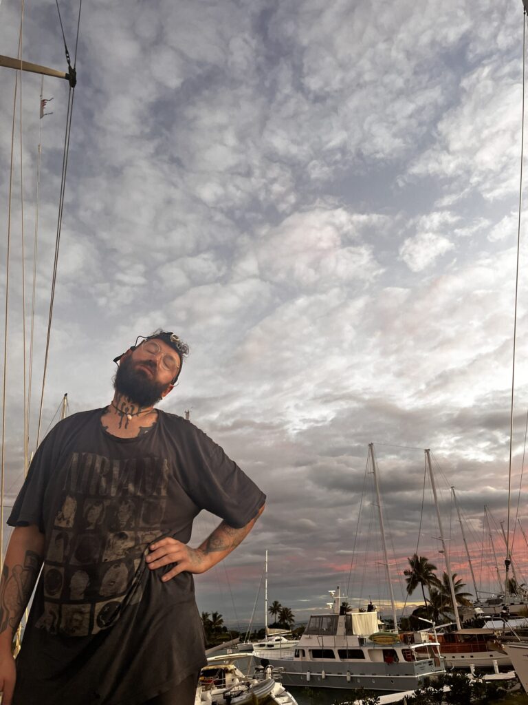 Tom erschöpft von den vielen Reperaturen an unserem frisch gekauften Segelboot.