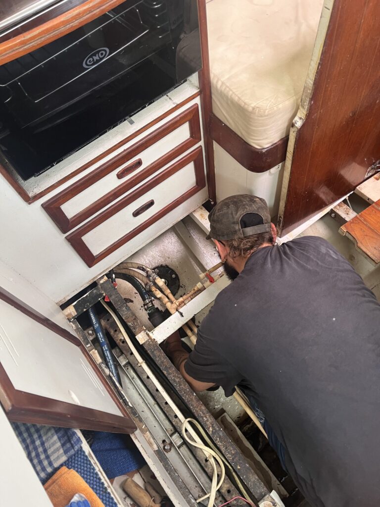 Tom überprüft die Seeventile unseres Segelbootes Lola Libre