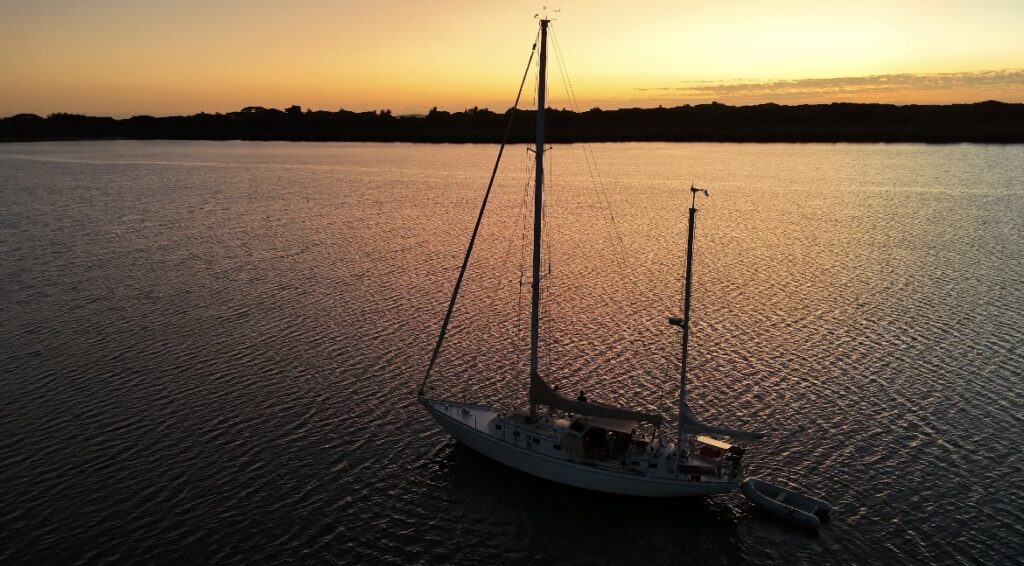 Das erste mal auf See in einer ruhigen Bucht bei Sonnenuntergang