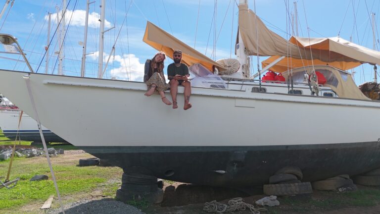 Tom und Theresa auf ihrem Segelboot Lola