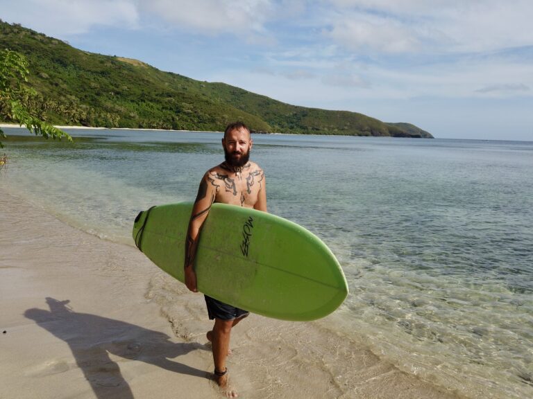 Das Surfbrett dient uns zur Zeit eher dazu zum Strand zu paddeln