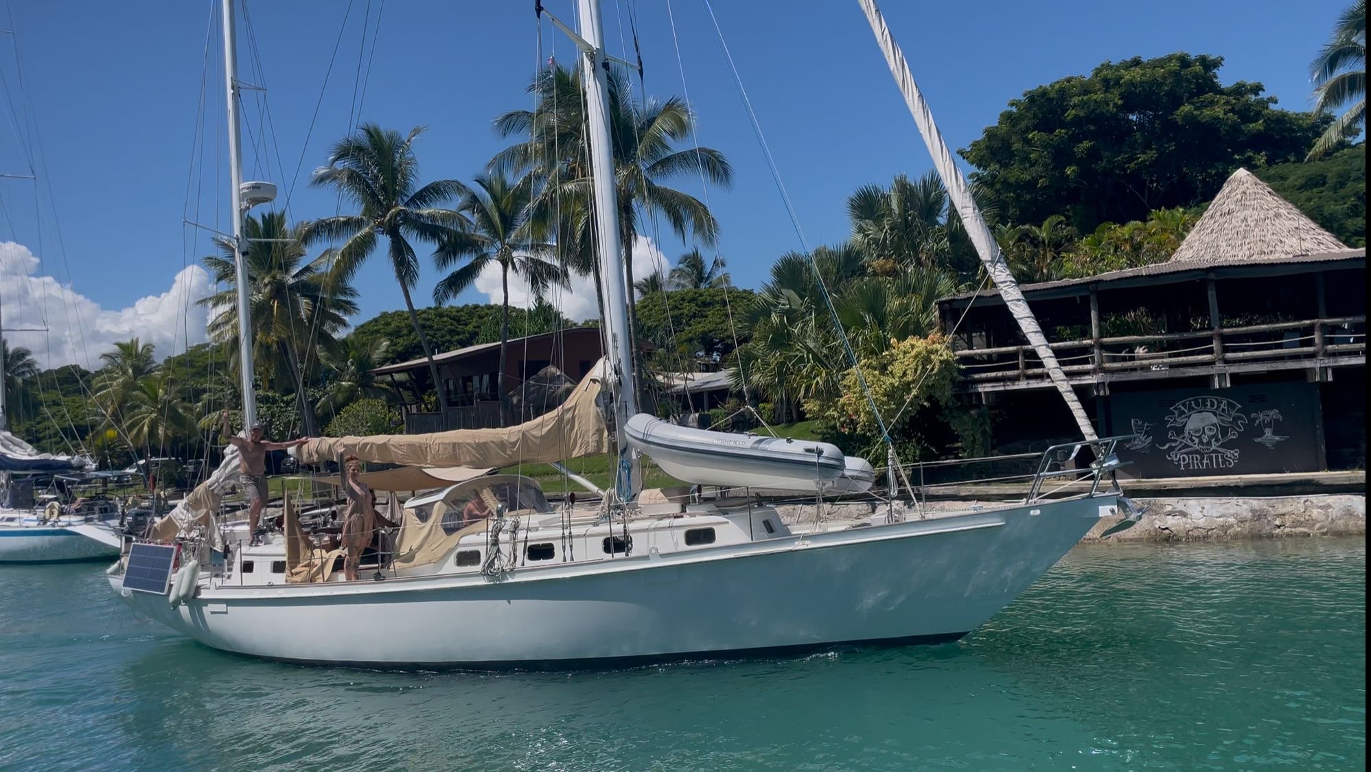 Tom und Theresa auf ihrem Segelboot Lola beim Verlassen der Werft