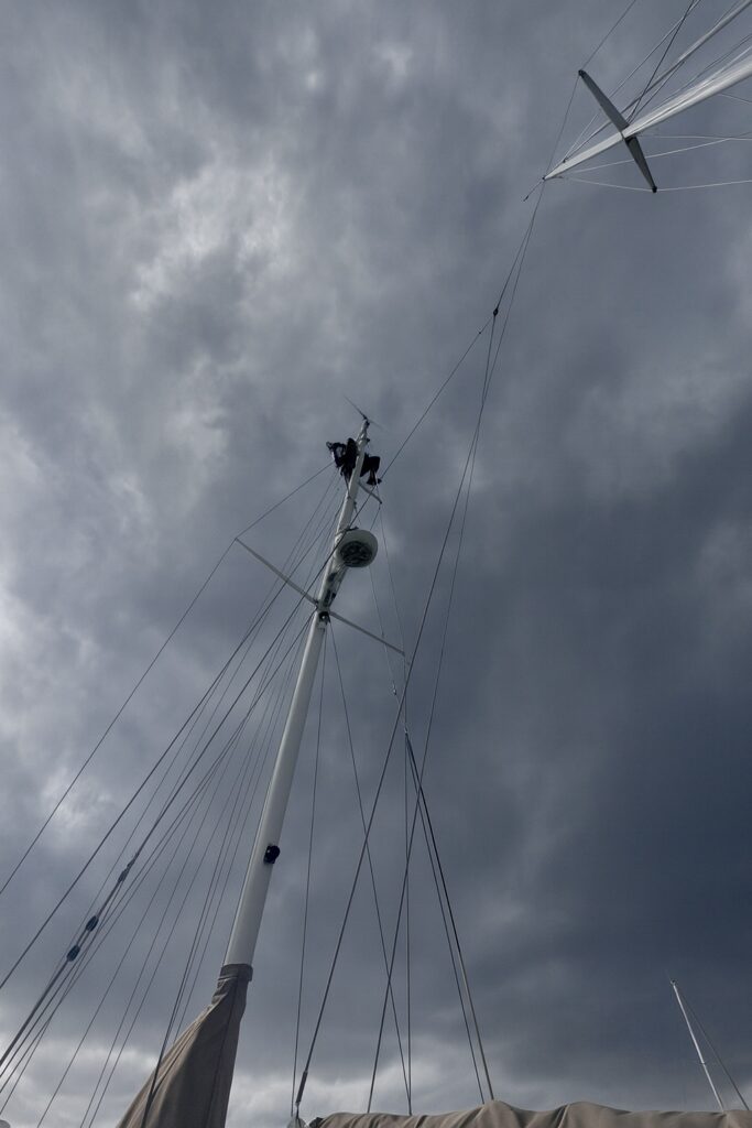 Tom auf dem Mast vor dem vom Wetterphänomen verdunkelten Himmel