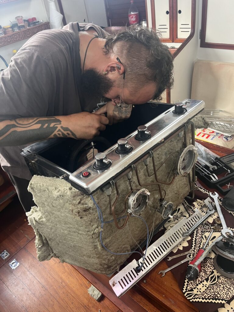 Wir nutzen die Zeit während Bogi Walu für Reperaturen, unter anderem unseres Gasofens