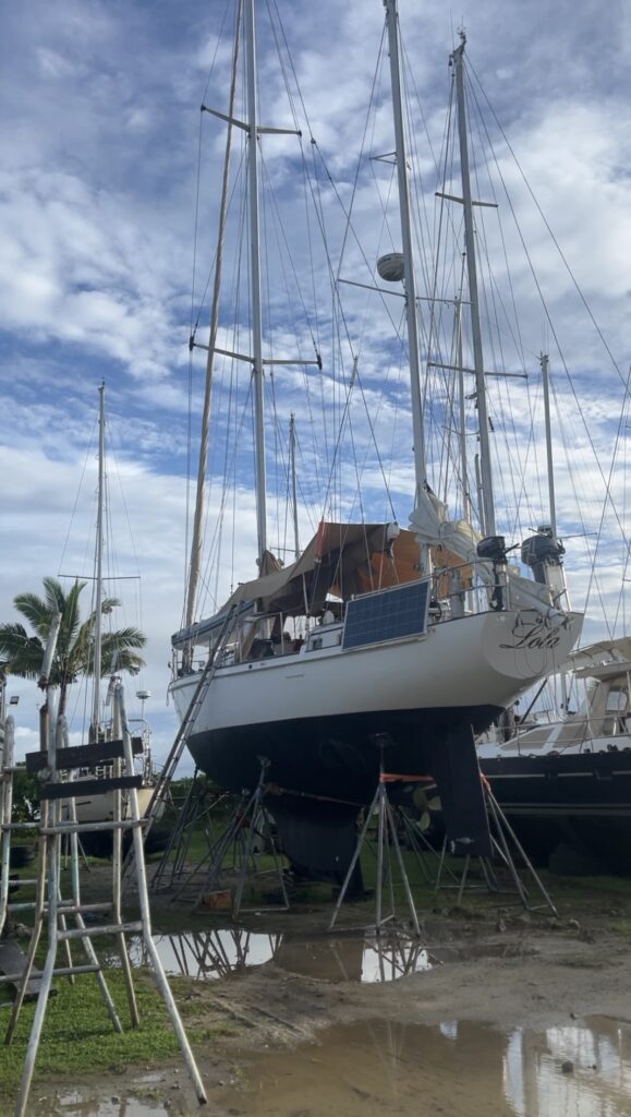 Lola auf Stelzen im Hardstand der Werft