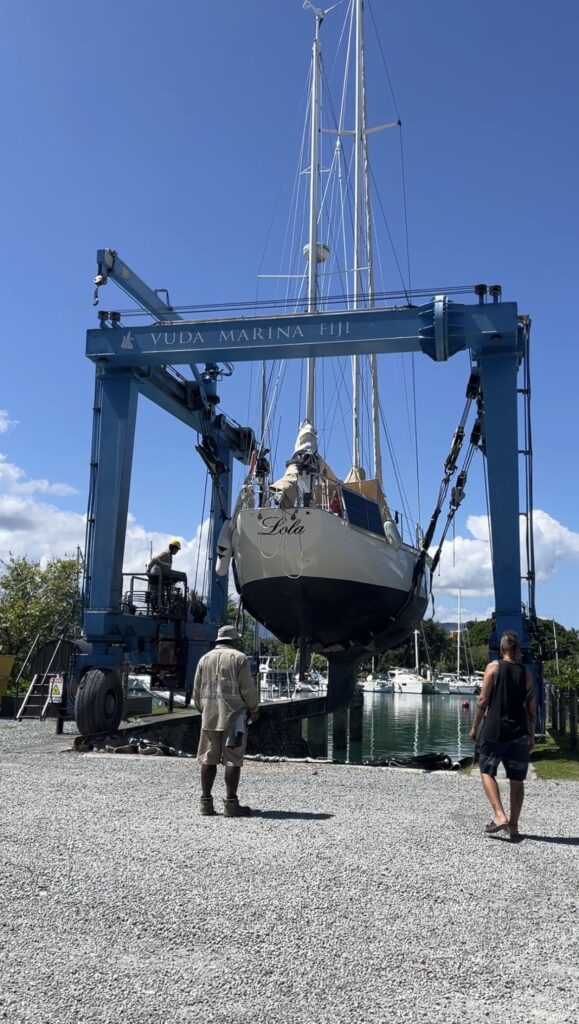 Unser Segelboot Lola im Kran bei der Einwässerung