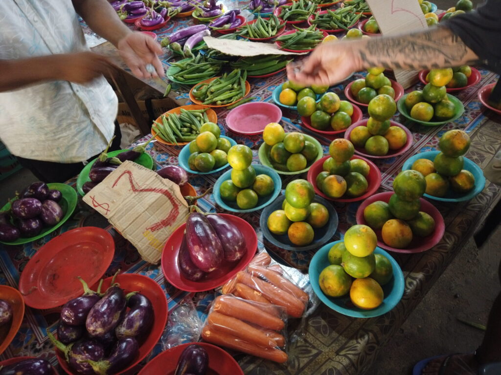 Tom bezahlt das Gemüse auf dem Markt in Lautoka