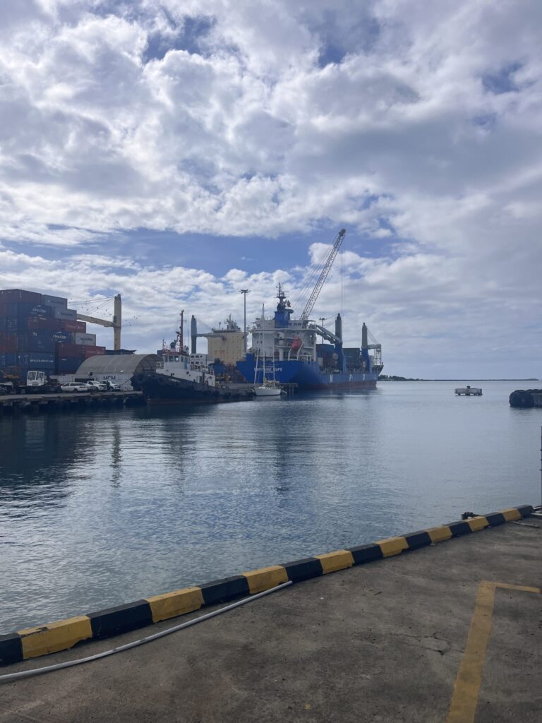 Unsere Segelyacht Lola im Lautoka Frachthafen