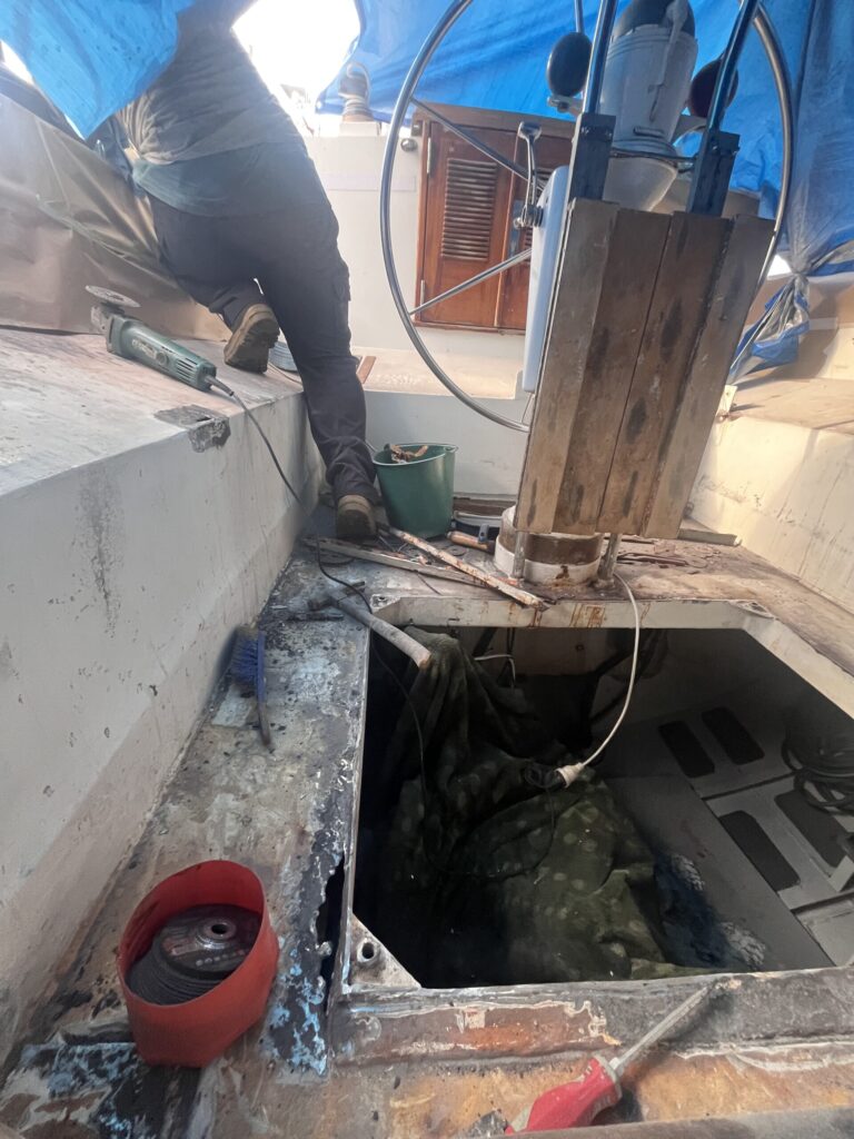 Vor den Schweißarbeiten braucht es eine Menge Vorbereitungen. Die alten Bleche sind weggefelxt.