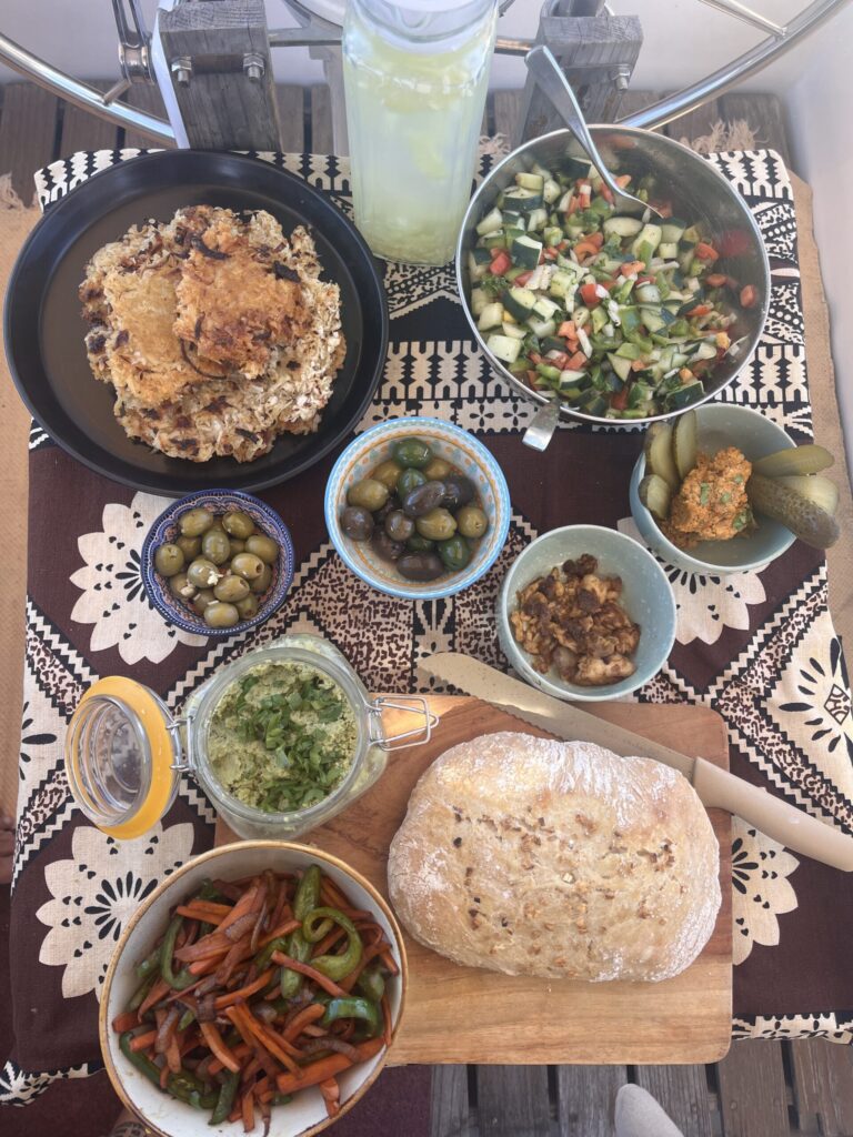 Großes Geburtstagfrühstück auf unserem Segelboot