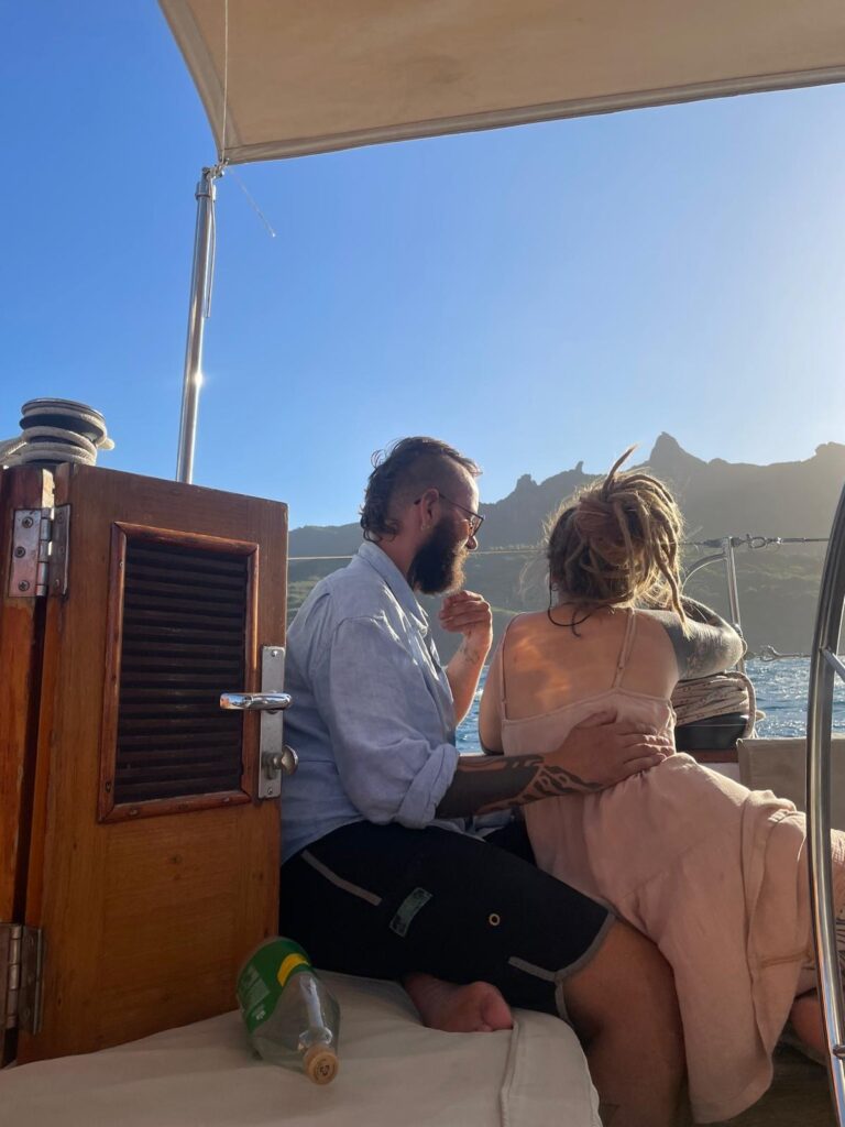 Tom und Theresa nach dem bergen der Segel im Cockpit