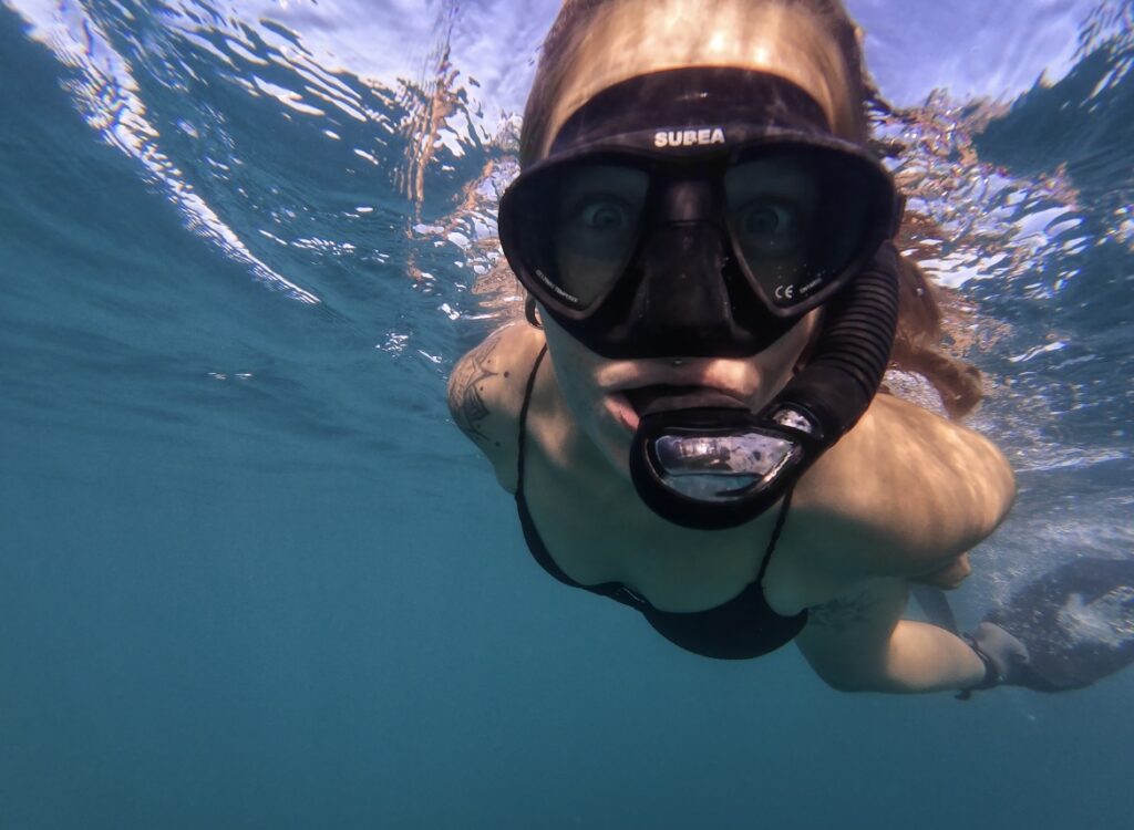 Theresa beim Schnorcheln unter Wasser