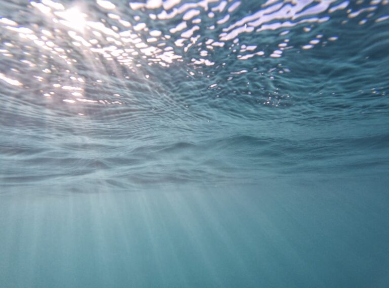 Lichtstrahlen fallen durch das Wasser