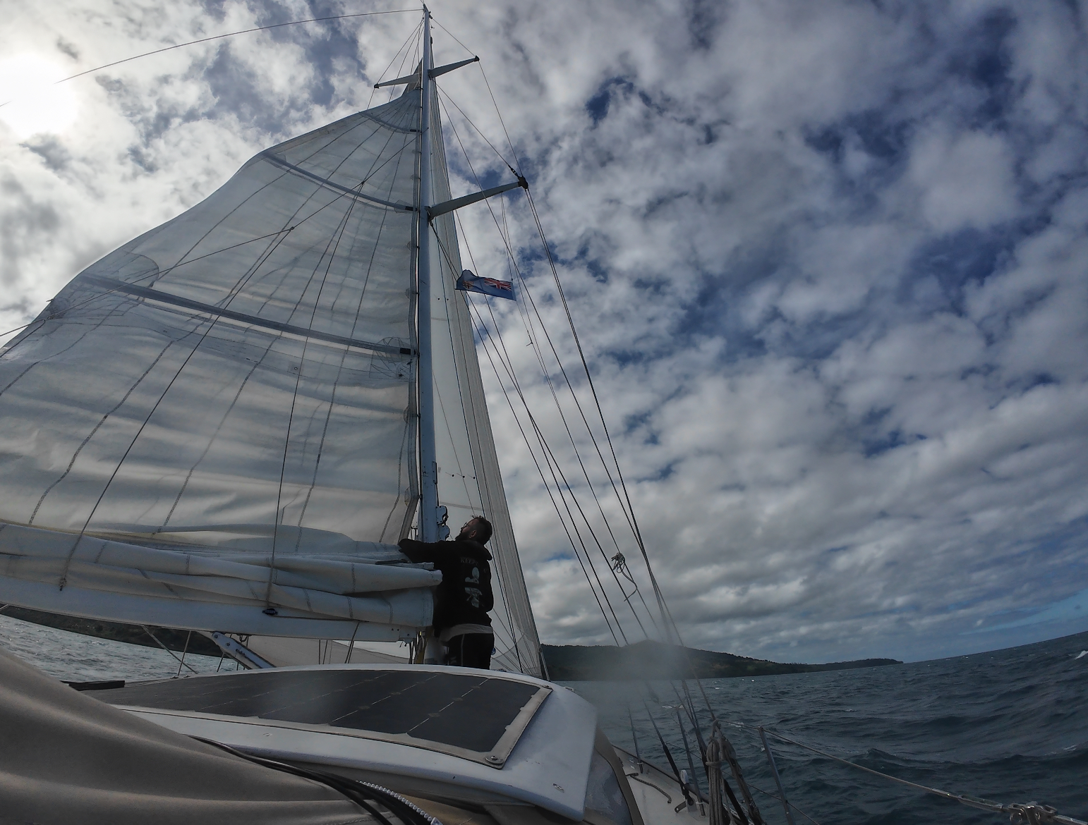 Tom beim Segel bergen