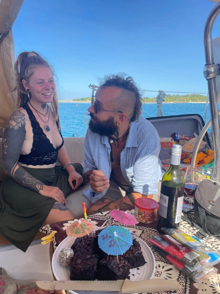 Tom und Theresa im Cockpit ihrer Lola