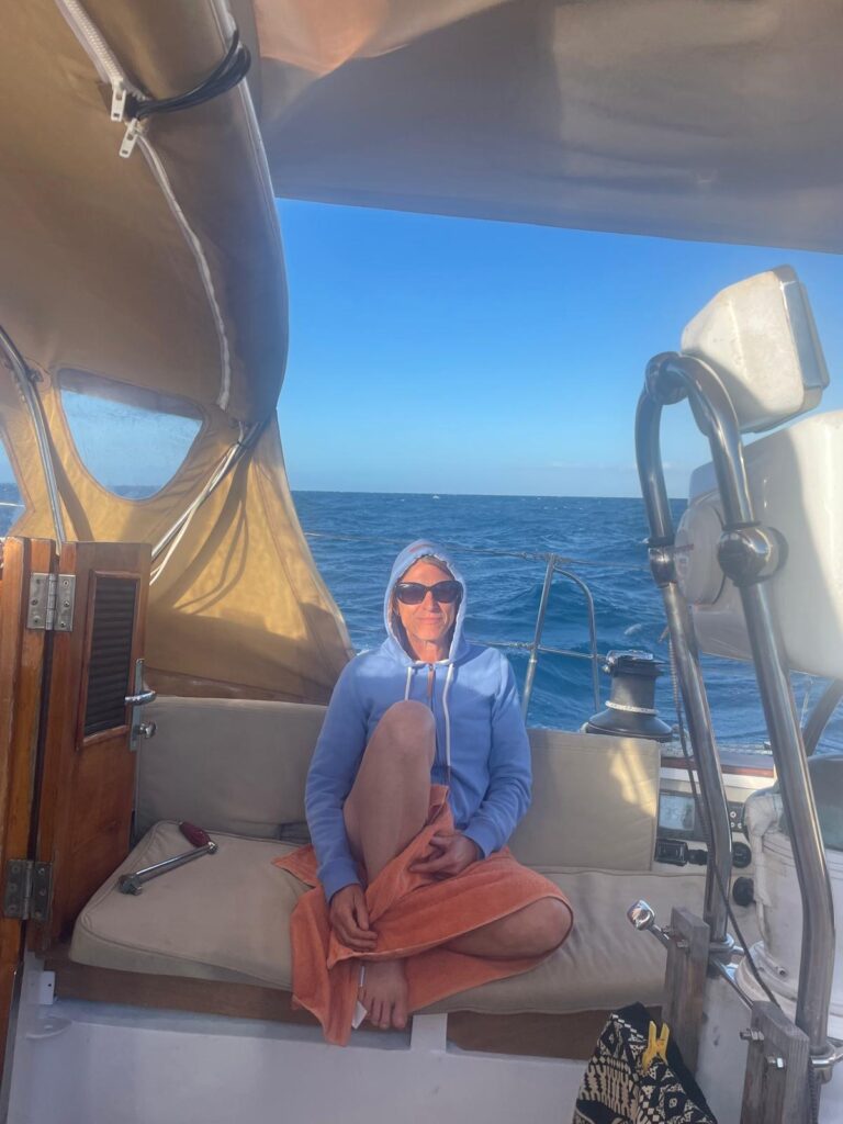 Meine Mama im Cockpit - auch für sie ist das Segeln ganz neu